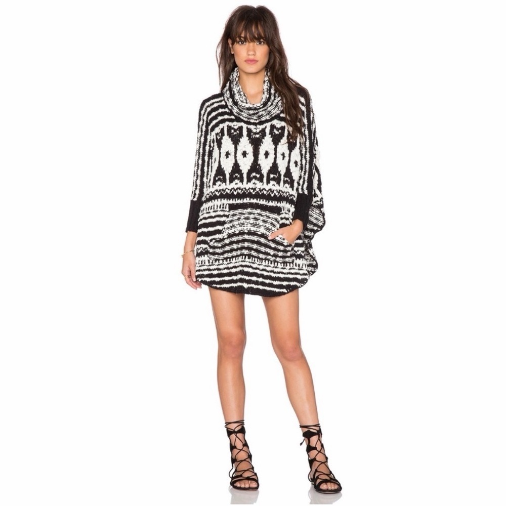 FREE PEOPLE Rosie Lee Cowl Neck
Chunky Knit Oversized Poncho Pullover
Sweater S